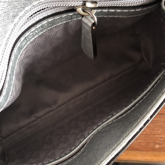 ❗SALE❗ Michael Kors Silver Leather Satchel Top Handle Crossbody Bag w Pom Charm - Picture 3 of 4